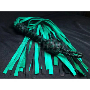 Flogger de cuero de estilo clásico con correas largas y flexibles y mango de agarre firme, diseñado para mayor resistencia y durabilidad. - Product Image 4
