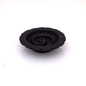 Soporte de incienso de arcilla duradero hecho a mano de alta calidad Lamatar1, diseño de flor de loto de Color negro hecho a mano por la comunidad nepalesa - Product Image 1