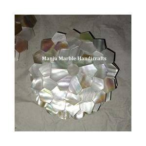 Espejo de Piedra Pulida de Calidad Duradera con Incrustaciones de Conchas Marinas Doradas y Blancas de Color Natural para Regalo Empresarial - Product Image 1