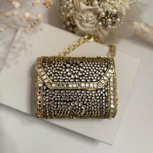 Bolso de hombro bohemio hecho a mano con cuentas de resina pintadas a mano y cadena, bolso de mano metálico para la noche. - Product Image 3