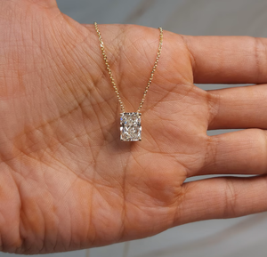 Collar con Colgante de Diamante Corte Radiante en Oro Amarillo de 14K con Engaste de Cuatro Puntas y Diseño Minimalista de Lujo Atemporal - Product Image 1