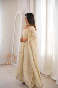 Colección de diseñador en Cosmos Gold con bordados, conjunto de vestido y dupatta completamente cosido, listo para usar. - Product Image 3