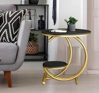 Table console moderne avec plateau en marbre et piétement en métal doré, design de meuble de salon