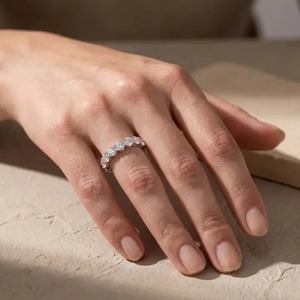 Anillo de Eternidad de Diamantes Redondos de Moissanita 925 de 5.5Ct con Aspecto Premium, Chapado en Oro sobre Plata de Ley, Apilable, para Boda, para Mujer, India - Product Image 2