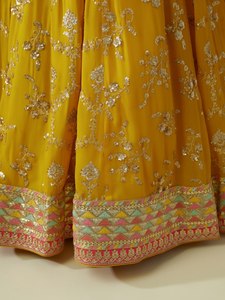 Vestido Amarillo Maxi de Satén con Lentejuelas Florales y Bordado Zari, Lehenga Choli y Dupatta, para Bodas y Fiestas, para Mujer - Product Image 6
