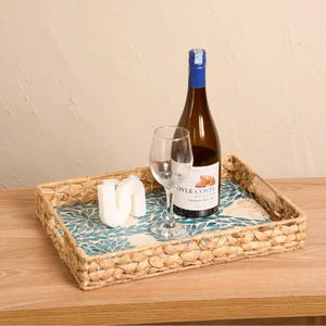 Bandeja Rectangular de Jacinto Hecha a Mano de Lujo con Incrustaciones Iridiscentes de Madreperla y Elegante Marco Tejido Natural Decorativo - Product Image 3