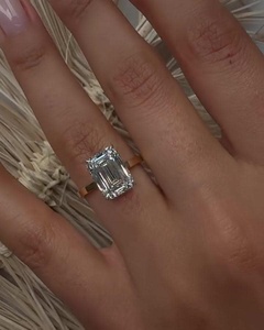 Bagues de fiançailles en or 14K 18K avec diamant de laboratoire certifié IGI de 4 carats taille émeraude, sertis à griffes, halo dissimulé, et alliances de 2mm en forme de cigare, directement de l'usine - Product Image 1