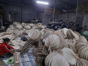 Abanico de mano de hoja de palma de bambú hecho a mano forma redonda de 99 DATOS DE ORO de Vietnam alta calidad al por mayor - Product Image 5