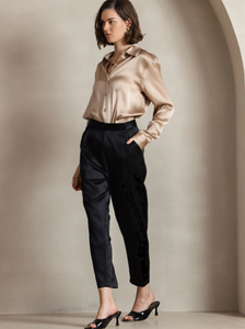 SADIA AUN HUTE COUTURE Elegante Camisa de Seda Dorada con Brillo Suave, Diseño Reversible hasta el Suelo, Combinada con Pantalones Negros Elegantes y Ajustados - Product Image 4