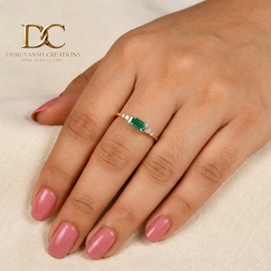 Bague en or massif 14 carats avec émeraude colombienne cultivée en laboratoire et accent de diamant cultivé en laboratoire, coupe émeraude, bague de fiançailles pour femme - Product Image 2