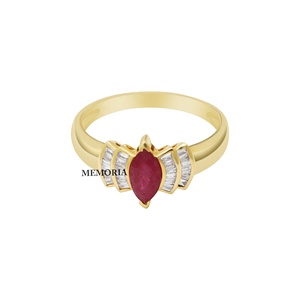 Bague en or jaune 14 carats avec rubis marquise naturel et diamants baguette superposés, Memoria Jewels, vente en gros - Product Image 1
