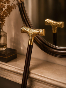 Bastón de madera oscura pulida con mango dorado grabado, bastón de caballero vintage, mango de metal ornamentado, decorativo clásico - Product Image 3