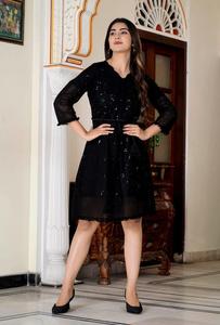 Robe de cocktail élégante noire à col en V, manches trois quarts, coupe régulière, longueur midi, polyester/coton, toutes saisons - Product Image 3
