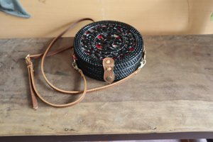 Sac Bali rond en rotin fabriqué au Vietnam, avec poignée en cuir, sac à main tissé naturellement fait main, export en gros direct usine - Product Image 5