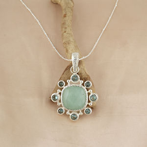 Collier pendentif de luxe en amazonite naturelle et quartz bleu suisse, design de créateur, texture métallique, laiton plaqué argent. - Product Image 5
