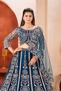 Magnifiques ensembles de lehengas et cholis de mariée en tissu Georgette avec bordure en fausse fourrure, broderie papillon, design traditionnel pour mariage/fête - Product Image 2