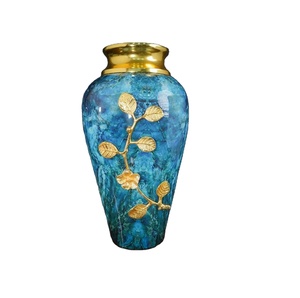 Florero de metal de calidad de exportación con diseño floral Ideal para decoración del hogar y decoración de oficina disponible en cantidad al por mayor - Product Image 1