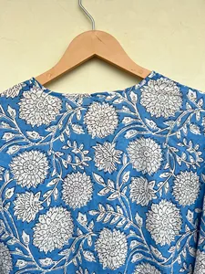 Robe midi décontractée d'été pour femme en coton ample à imprimé floral bleu, col noué, manches bouffantes trois quarts - Product Image 2