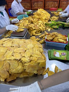 Mangues séchées sucrées en vrac, déshydratées naturellement par procédé aquatique, en tranches, collation de fruits 99 Gold Data 1kg, importés par les supermarchés du Vietnam - Product Image 2