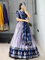 Ensemble élégant de lehenga style demi-sari en soie Kanchipuram