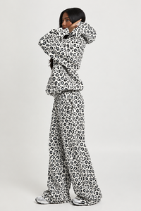 Conjunto de chándal informal de dos piezas para mujer: Sudadera con capucha y pantalones anchos con estampado de leopardo blanco y negro, a juego y a la moda. - Product Image 3