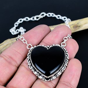Colgante de cadena con forma de corazón de ónix negro: Collar de joyería de diseño hecho a mano en plata de ley 925 - Product Image 2