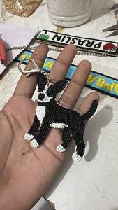 Porte-clés Perles Chien Bouledogue Français Noir et Blanc, Breloque Sac à Main en Verre Perlé Forme Animale, Accessoires Sac à Dos avec Fermoir Mousqueton Argenté - Product Image 2