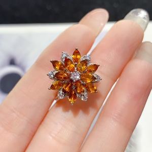 Anillo de Compromiso Clásico de Plata de Ley 925 con Forma de Flor y Circonita Cúbica en Corte Pera, Regalo para Mujer en Aniversario de Bodas o Fiestas - Product Image 6