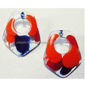 Vente en gros de boucles d'oreilles pendantes en résine pour femmes avec de nouveaux designs, de véritables accessoires à la mode - Product Image 4