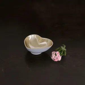 Assiette à dessert en céramique en forme de cœur, design minimaliste fait main, couleur unie, finition polie pour les occasions de mariage - Product Image 1