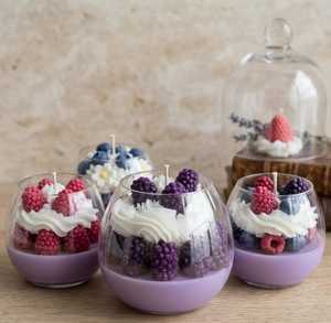 Bougie artisanale parfumée aux fruits rouges dans un bocal en verre, cire de soja, mûre, framboise, myrtille, crème fouettée, bougie décorative - Product Image 1