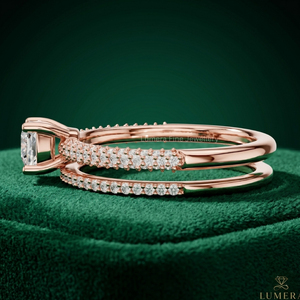 แหวนหมั้นเพชรโมอิสซาไนต์ทรงคุชชั่นทองคำโรสโกลด์ 14K พร้อมแหวนคู่ประดับเพชรแบบพาเว่สำหรับผู้หญิง - Product Image 2