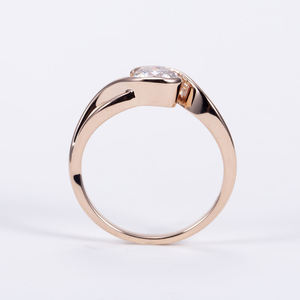 Bague de fiançailles en or rose 14 carats avec diamant de laboratoire taille coussin certifié IGI D VVS2, bande torsadée solitaire pour femme - Product Image 3