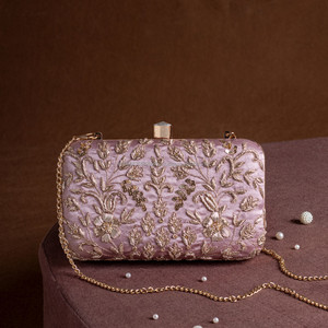 Bolso de mano casual de media luna de seda premium con bordado Zardozi, con perlas y cuentas, hecho a mano, ligero, impermeable, moda nupcial india. - Product Image 3