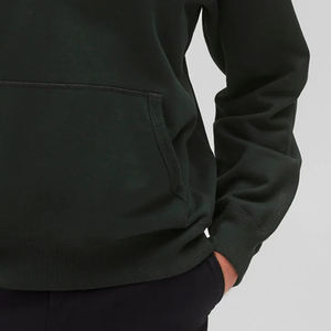 Design minimaliste, coutures durables et tissu confortable avec poignets côtelés, style pull-over / sweat à capuche pour homme avec logo personnalisé - Product Image 4