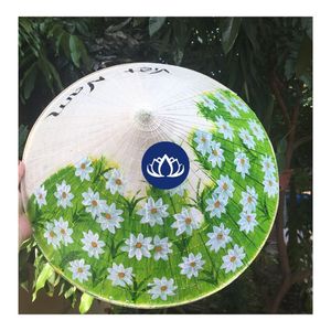 Chapeau conique traditionnel de haute qualité en feuilles de palmier pour la protection contre le soleil et la décoration de festivals - Product Image 1