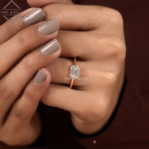 Anillo Solitario de Diamante Corte Esmeralda en Oro Amarillo con Engaste de Garras, Joyería de Compromiso, Regalo para Mujer, Diseño de Lujo - Product Image 6