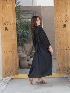Robe longue décontractée bohème pour femme, faite main, en coton et lin noir uni, à manches bouffantes, coupe ample, col en V, idéale pour l'été - Product Image 4