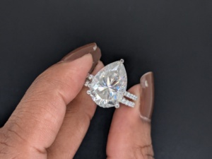 Anillo de Compromiso y Aniversario de Lujo Clásico con Moissanita de Corte Pera de 5 Quilates, Banda de Oro Blanco de 14K con Engaste de Garras para Mujer, Ideal para Fiestas - Product Image 1