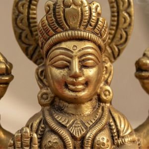 Figura de Lakshmi en Latón Chapado en Oro de 6.5 Pulgadas, Arte Religioso Coleccionable, Artesanía de Fundición, Escultura 3D - Product Image 4