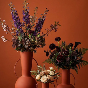 Ensemble de vases à fleurs en terre cuite faits à la main, avec deux poignées en boucle et des corps ronds, pour une décoration intérieure moderne et élégante. - Product Image 4