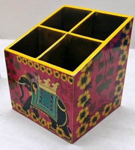 Reposacucharas de MDF Esmaltado Hecho a Mano por ILAHI, Decoración de Cocina de Uttar Pradesh, Solo Lavar a Mano - Product Image 1
