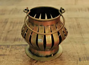 Los intrincados diseños de metal recortado de los portavelas proyectan patrones de sombras fascinantes en las paredes circundantes. - Product Image 3