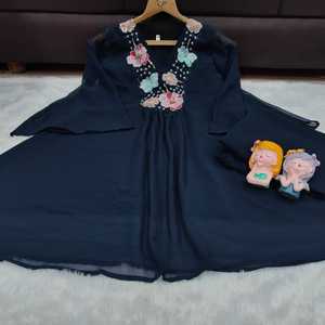 ชุดเซ็ตสองชิ้นลำลองสำหรับผู้หญิง ผ้าวิสโคส/โพลีเอสเตอร์ กางเกงขาบาน ระบายอากาศได้ดี เหมาะสำหรับฤดูร้อน ตกแต่งด้วยลายปักอย่างประณีต ออกแบบมาเพื่อความสบาย - Product Image 5