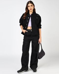 แจ็คเก็ตยีนส์ผ้าฝ้ายสำหรับผู้หญิงสั่งทำพิเศษ แฟชั่นแจ็คเก็ตสำหรับใส่กลางแจ้ง สไตล์คลาสสิกแบบลำลอง ตกแต่งขอบดิบและปะติดแบบดิสเทรส - Product Image 2