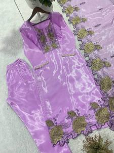 Ensemble indien pakistanais en satin violet brodé, motif floral ajouré, prêt-à-porter, tenue de mariage ou de fête - Product Image 2