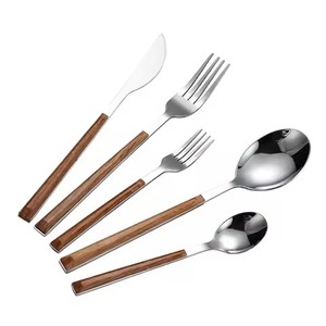 Ensemble de couverts en métal contemporains, collection élégante de cuillères, fourchettes et couteaux pour tables à manger modernes - Product Image 5