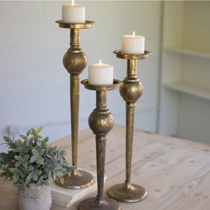 Elegante juego de candelabros altos de latón para decoración del hogar, material duradero al mejor precio. - Product Image 1