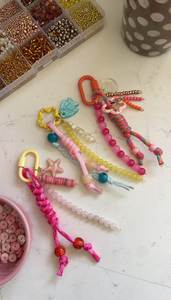 Porte-clés brodé à la main tendance avec motifs floraux et broderie détaillée au fil - Product Image 4