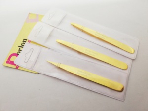 Pince à épiler professionnelle plaquée or brillant avec logo personnalisé, à pointe inclinée, pour épilation des poils incarnés et des sourcils, au Pakistan - Product Image 5